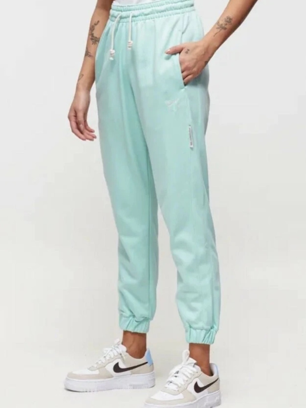 Nike woman’s activewear sweats Swoosh fly  Logo Joggers Pants. L